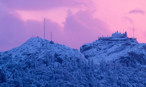 Bora në Athinë, Greqi, shkurt 2021. Foto: Angelos Tzortzinis/AFP/Getty