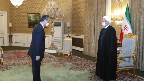 Presidenti iranian Rouhani gjatë takimit me ministrin e Jashtëm kinez, Wang Yi