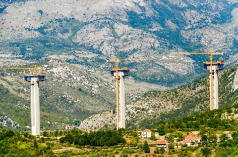 Autostrada malazeze në ndërtim e sipër