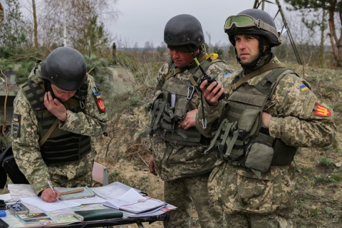 Ushtarë ukrainas në rajonin e Donbasit